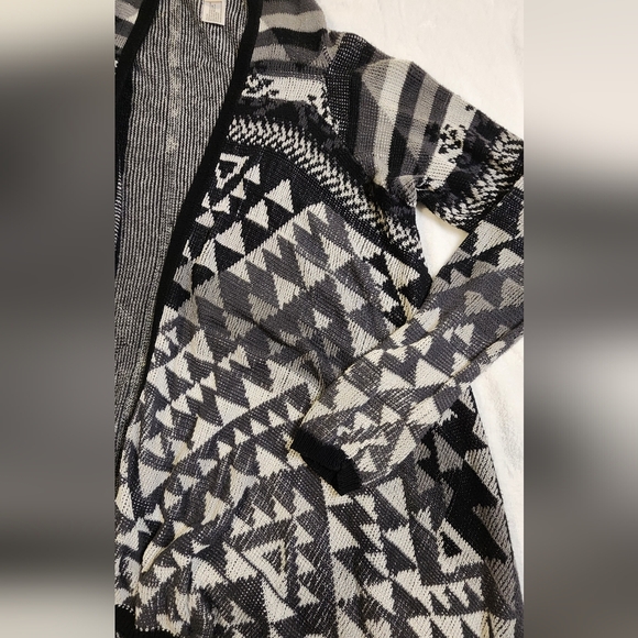 Geometric Black and White Women's Sweater - Picture 4 of 5